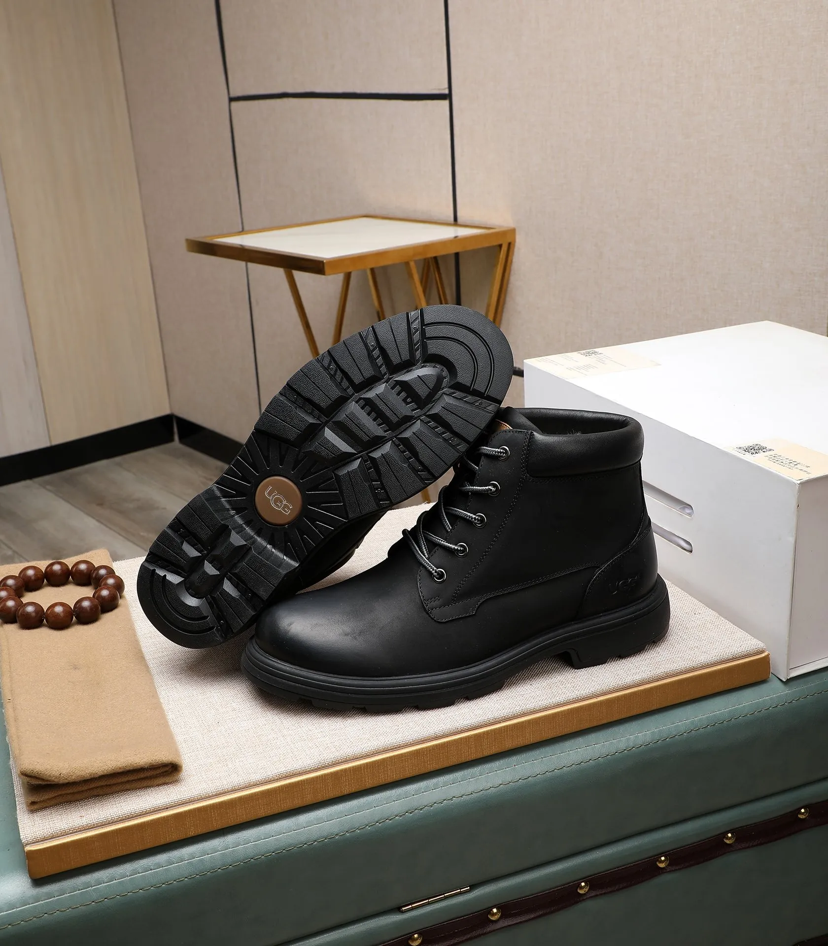 Men's men's shoes💰640 UGG (100% genuine wool lining, 10% off for fake ones) Please pay attention to the quality of the original order and compare the thickness of the wool🏮🏮Hot-selling UGG from Australia's warm luxury brand men's shoes, the official website is synchronized, Beckham men's style..., made of imported top-layer waxed cowhide, waxed toe cap, Australian real wool velvet lining Carefully sewn...Imported rubber Martin boots outsole (comfortable, soft and wear-resistant). I really like the quality..Exquisite workmanship. You can't put it down at first sight. Size 39-44